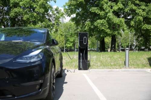 Установка зарядок для электромобилей может стать обязательной в новостройках Москвы